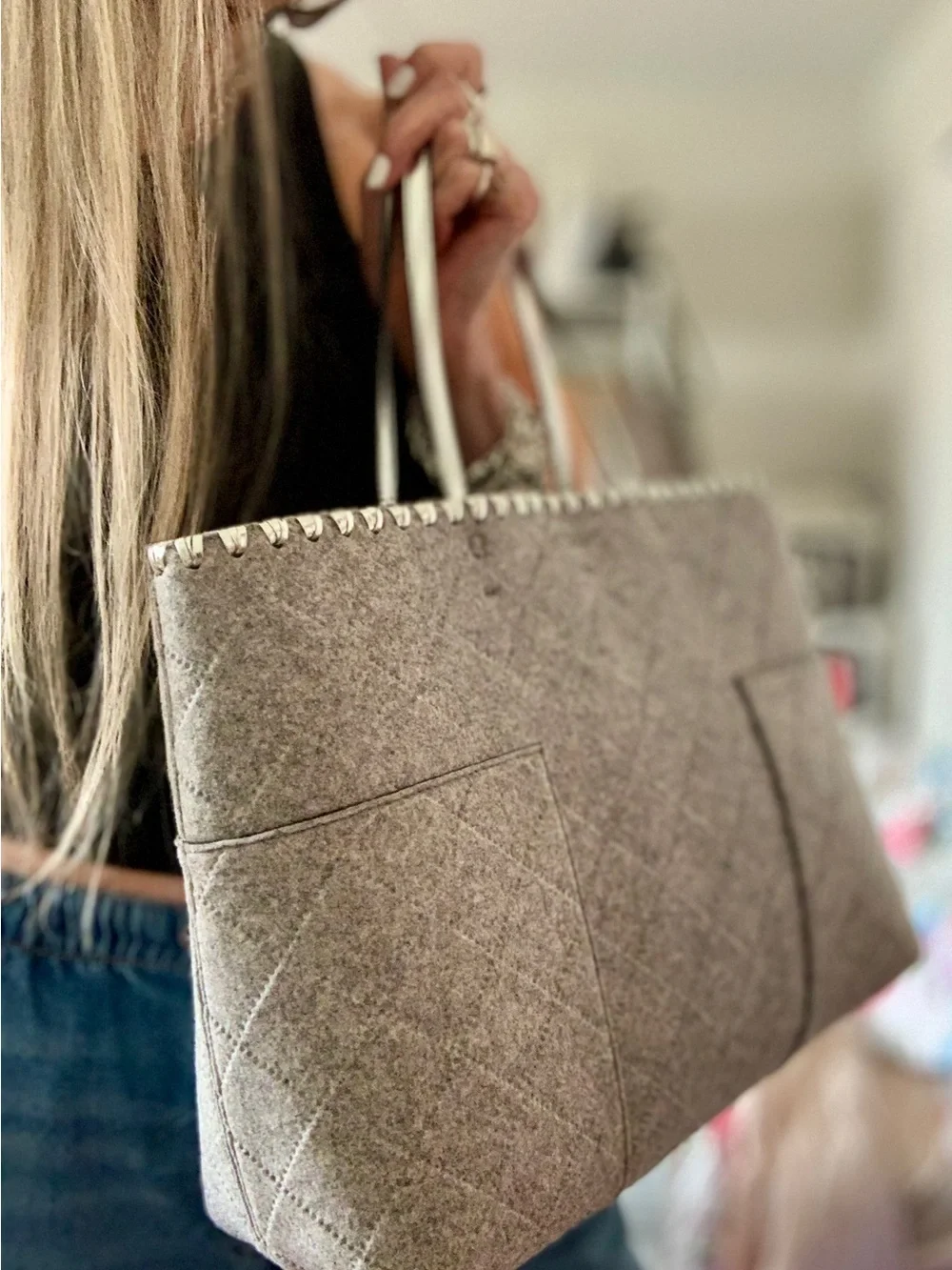 TORY BURCH BLOCK T FELT TOTE W/SILVER LEATHER POUCH EXC CONDITION